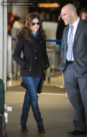  Arriving in LAX after attending the BAFTA's in Лондон [2/23/10]