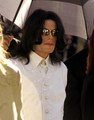 DONT YOU JUST LOVE THIS BEAUTIFUL PERSON? :D<3 HE DRESSES SOOOO WELL OMG! SEXY DRESS SENSE!!!!!!<3 - michael-jackson photo