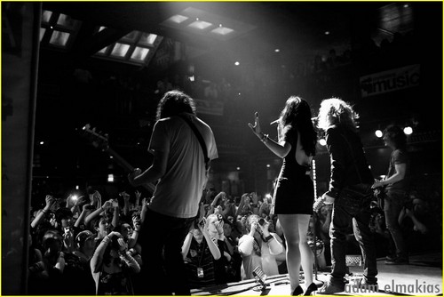  Demi with We The Kings