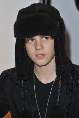  Events > 2010 > February 22nd - Justin Bieber Meets peminat-peminat At Citadium In Paris