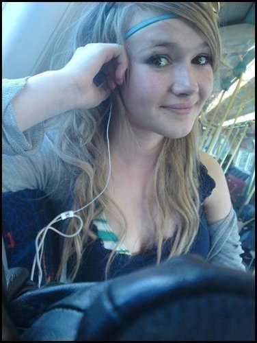  Melissa listening to música on the bus