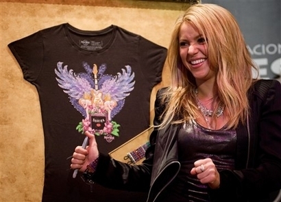  Shakira at Hard Rock Cafe