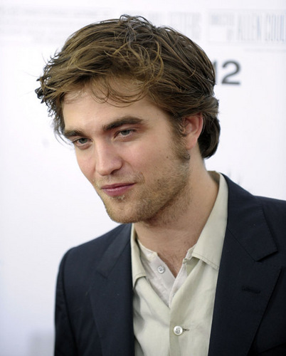  Robert Pattinson at the Premiere of Remember Me