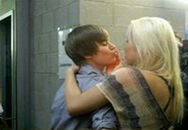  Justin kissed the girl on the lips! 1