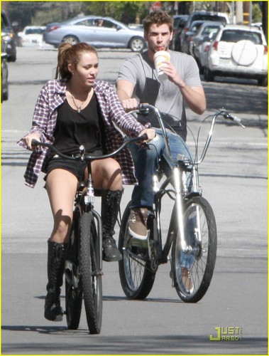  MILEY MARCH.5 FRIDAY WITH LIAM!