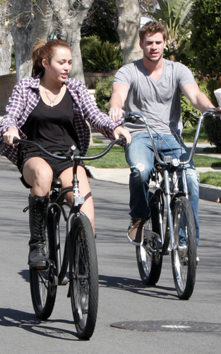  Miley Cyrus out montar en bicicleta, andar en bicicleta with Liam Hemsworth (March 5)