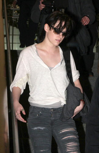  mais Pics of Kristen Leaving NYC (HQ)