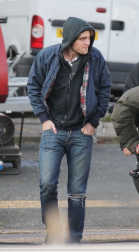  plus Pics of Rob on Set for "Bel Ami"