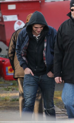  più Pics of Rob on Set for "Bel Ami"