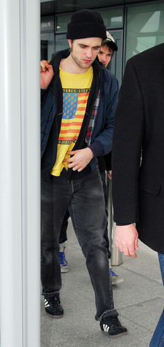  Rob Returns To The UK - Spotted at Heathrow Airport