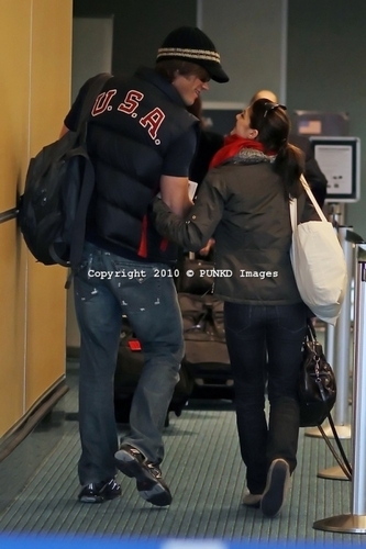  Jared & Genevieve @ Vancouver Airport