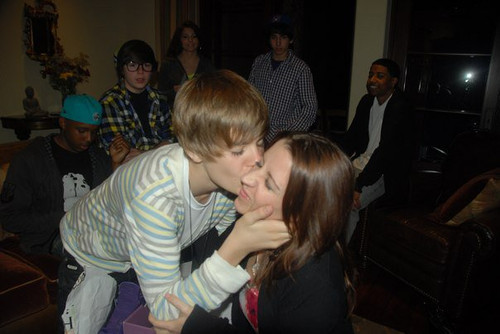  Justin kisses his mommy :)