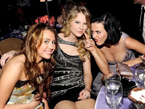  Katy Perry, Taylor snel, swift and Miley Cyrus