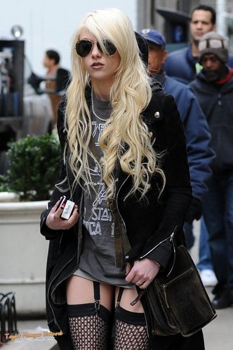  March 5: lebih Filming 'Gossip Girl' at Grand Central Station in NYC