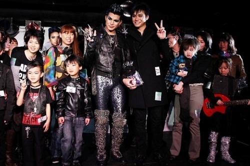 Adam In Japan With His Little Fans!