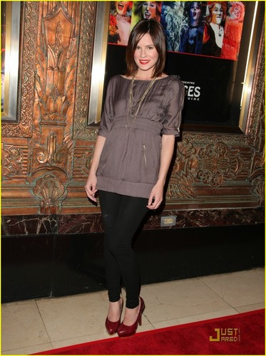  Chelsea Hobbs Attends a মার্জার premiere in Hollywood