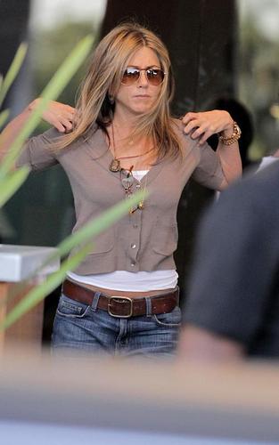  Jennifer on set of "Just Go With It"