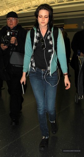  Kristen Arriving in NY