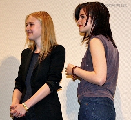  Kristen & Dakota at The Press Conference for "The Runaways" at SXSW Festival