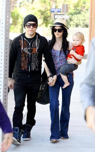  Pete Wentz and Ashlee Simpson in Venice strand (March 15)