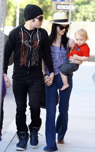  Pete Wentz and Ashlee Simpson in Venice playa (March 15)