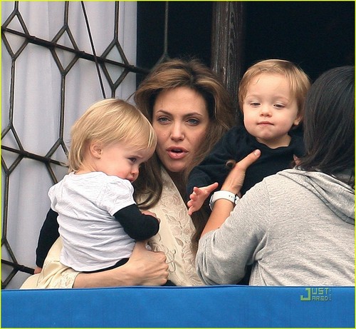  Angelina Jolie: शिशु on the Balcony!