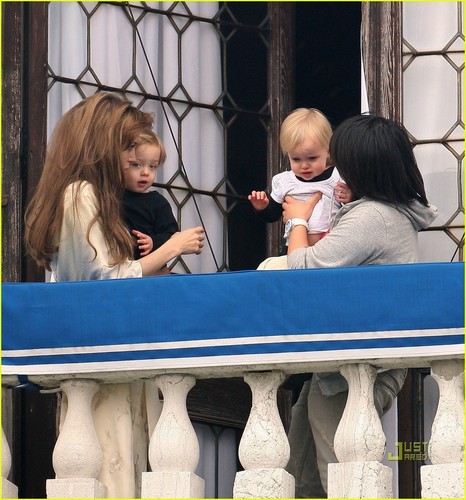  Angelina Jolie: शिशु on the Balcony!