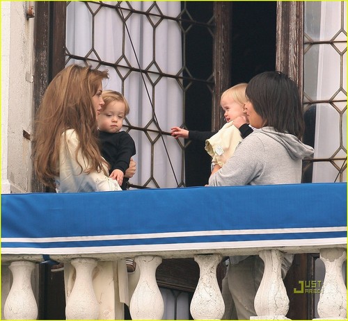  Angelina Jolie: Дети on the Balcony!