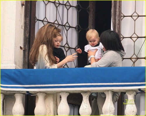  Angelina Jolie: bebês on the Balcony!