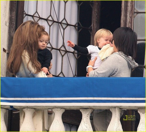  Angelina Jolie: bebês on the Balcony!