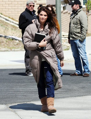  Ashley Greene on the set of her new movie "The Apparition"