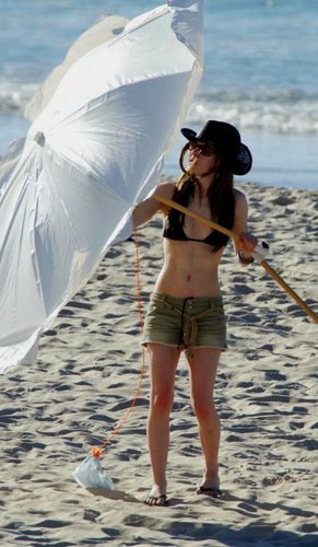  Avril ~ Look how skinny she is! :O