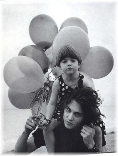  Bruce Weber 사진 session showing Johnny with his niece Megan, 1992