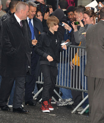 Candids > 2010 > March 23rd - Late mostrar With David Letterman