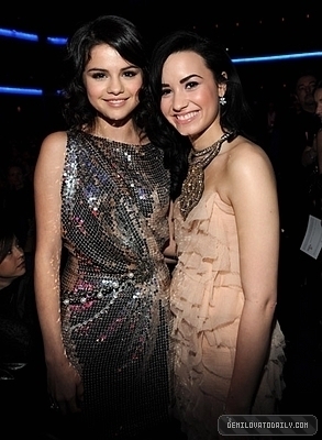 Selena Gomez & Demi Lovato in AMA '09