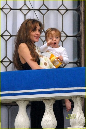  angelina in venice a bonding time with knox