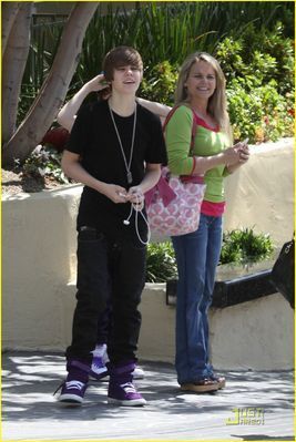  Candids > 2010 > March 28th - In Beverly Hills