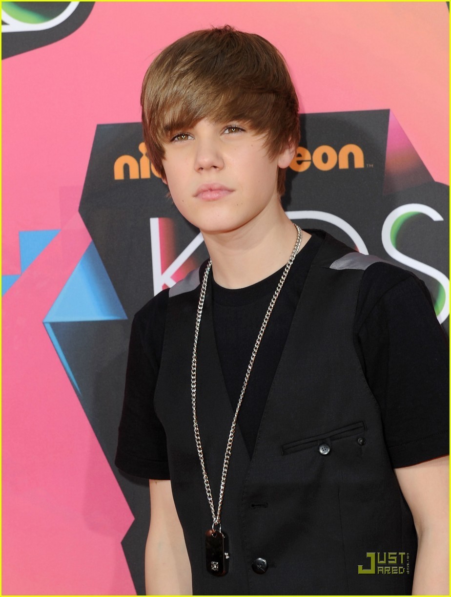 http://images2.fanpop.com/image/photos/11100000/Justin-Bieber-2010-Kids-Choice-Awards-Orange-Carpet-justin-bieber-11135721-924-1222.jpg