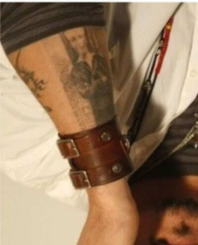johnny's new tattoo - Johnny Depp 400x495