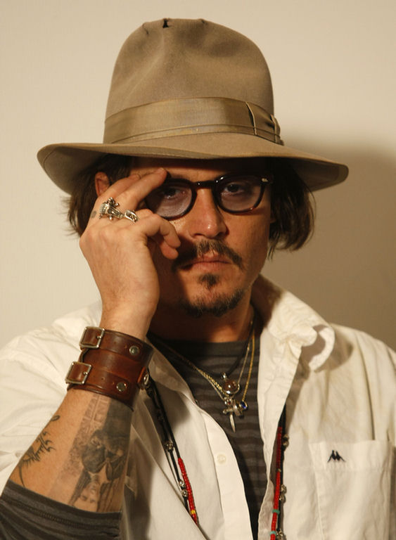 johnny's new tattoo - Johnny Depp 563x768