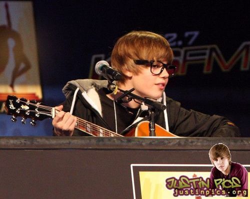  Appearances > 2010 > KIIS-FM Presents Justin Bieber At Nokia Plaza- Feb 12