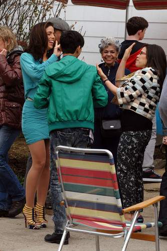  Cast Of "Ugly Betty" On Set Of Final Episode
