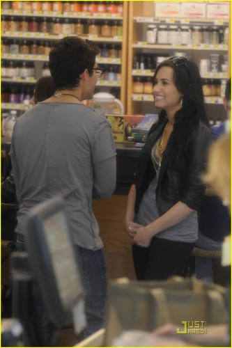  Joe Jonas & Demi Lovato: Grocery Giggly