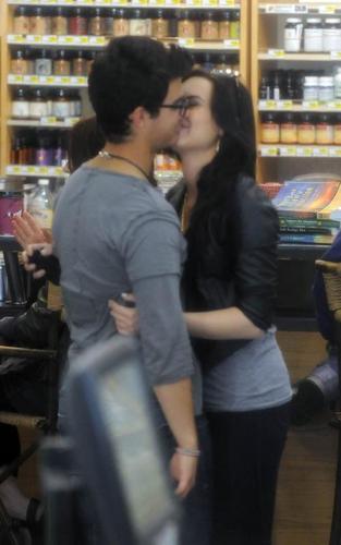  Joe Jonas and Demi Lovato at Erewhon Foods grocery store (April 3)