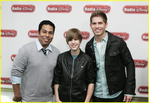  Justin Bieber Makes Radio Дисней 'Smile'