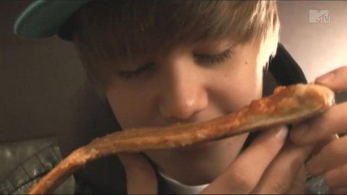  Justin smelling the 피자 LOL xD