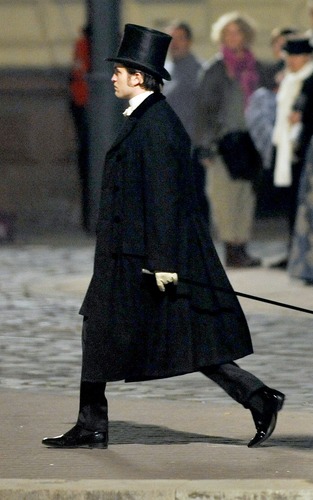  mais HQ Pictures: Rob on 'Bel Ami' set