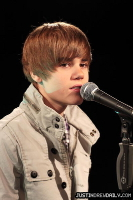 Performances > Promotional Stills > 2010 > Justin Bieber Biz Session: Live (19th March, 2010)