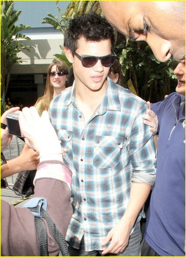  Taylor Lautner Checks Out the Lakers