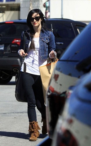  Ashlee out in Studio City